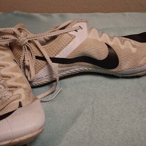 Nike Beige and Black Athletic Shoes Boys Size 5 Track And Field 0496